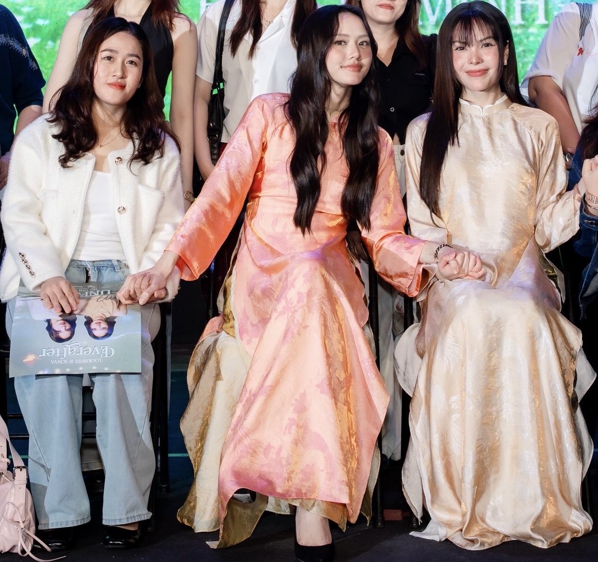 TeyutnagN's tweet photo. Lookmhee, hello?? Give me a little interaction too 😪 You’re practically falling into Sonya’s arms over there 🙂😂

#LMSYInHoChiMinh
#LMSY
#ลูกหมีซอนญ่า https://t.co/21FF5Y7RwG