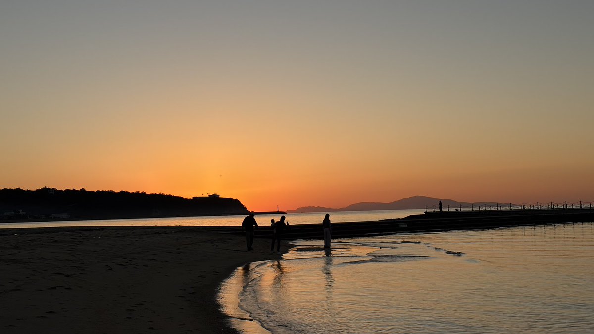 truthsatoshi's tweet photo. 沈む夕日の下で

どこからか
金木犀の香りが漂う

若者は
いつも楽しそう

#イマソラ https://t.co/NVzLDUwqGc