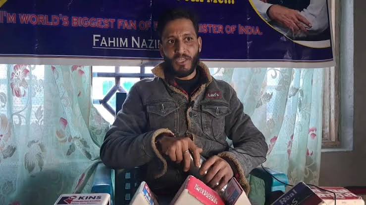 jhoothkidukan's tweet photo. The man, Faheem Nazir Shah from #Kashmir, is a known attention-seeker, he is a DRUG ADDICT.

This is not his first stunt, earlier he started a so-called Kashmir to Kanyakumari march in support of Modi and quit after reaching Jammu. He is known for provoking people.

Today, while raising pro-Modi slogans at a protest site, he started abusing Rahul Gandhi.

Congress supporters initially asked him to leave peacefully, but he then passed vulgur abuses for Priyanka Gandhi. That's when the workers lost their patience and gave him the REQUIRED SERVICE.