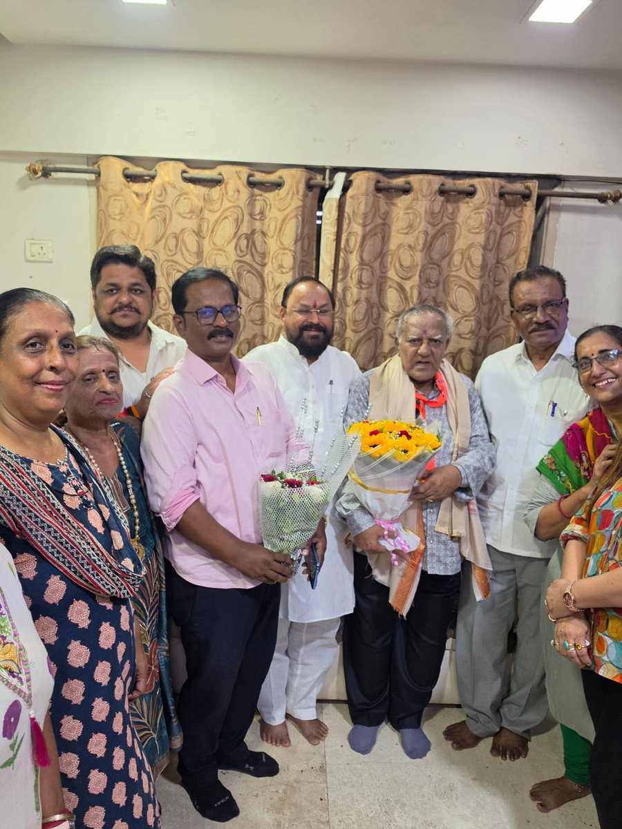 TukaramKate's tweet photo. श्री. वल्लभभाई झवेरी यांच्या ८२व्या वाढदिवसानिमित्त त्यांच्या निवासस्थानी जाऊन त्यांची सदिच्छा भेट घेतली व त्यांना पुष्पगुच्छ देत वाढदिवसाच्या मनःपूर्वक शुभेच्छा दिल्या.
#tukaramkate #VallabhbhaiZaveri #82ndBirthday #BirthdayWishes #LongLife #GoodHealt https://t.co/fbvqCd45cz
