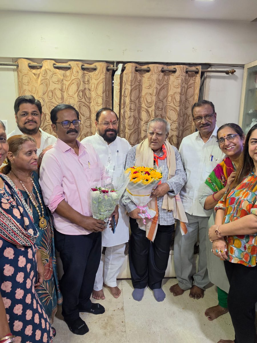 TukaramKate's tweet photo. श्री. वल्लभभाई झवेरी यांच्या ८२व्या वाढदिवसानिमित्त त्यांच्या निवासस्थानी जाऊन त्यांची सदिच्छा भेट घेतली व त्यांना पुष्पगुच्छ देत वाढदिवसाच्या मनःपूर्वक शुभेच्छा दिल्या.
#tukaramkate #VallabhbhaiZaveri #82ndBirthday #BirthdayWishes #LongLife #GoodHealt https://t.co/fbvqCd45cz