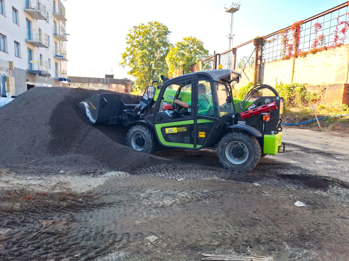 Bac_Polska's tweet photo. Nasze kompaktowe ładowarki teleskopowe Zoomlion ZTH2506 są cały czas w akcji 💪

Potrzebujesz do swojego projektu? Skontaktuj się z nami:
📞 +48 957 529 277
📧 info@bacpolska.pl

🌐 https://t.co/0HfHlnKDUD

#BACPolska #Zoomlion #ZTH2506 #ŁadowarkaTeleskopowa #Telehandler https://t.co/D95EB3EYQK