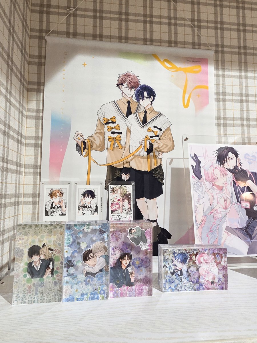 suke_828's tweet photo. グッズ飾ってみた✨ビボ展のタペストリーやばいくらい可愛いんやけど⁝(ᵒ̴̶̷᷄൧̑ ᵒ̴̶̷᷅ )⁝💕💕ポールの根元に掛けたら良い感じになった🙆🏻‍♀️アクスタはあまりお出かけできてない子たち♡まだ改善したい所があるんだけど今はとりあえずこんな感じで☺️写真立て買ってこよ✨
#商業BL好きさんと繋がりたい https://t.co/0o2ZoagUVI