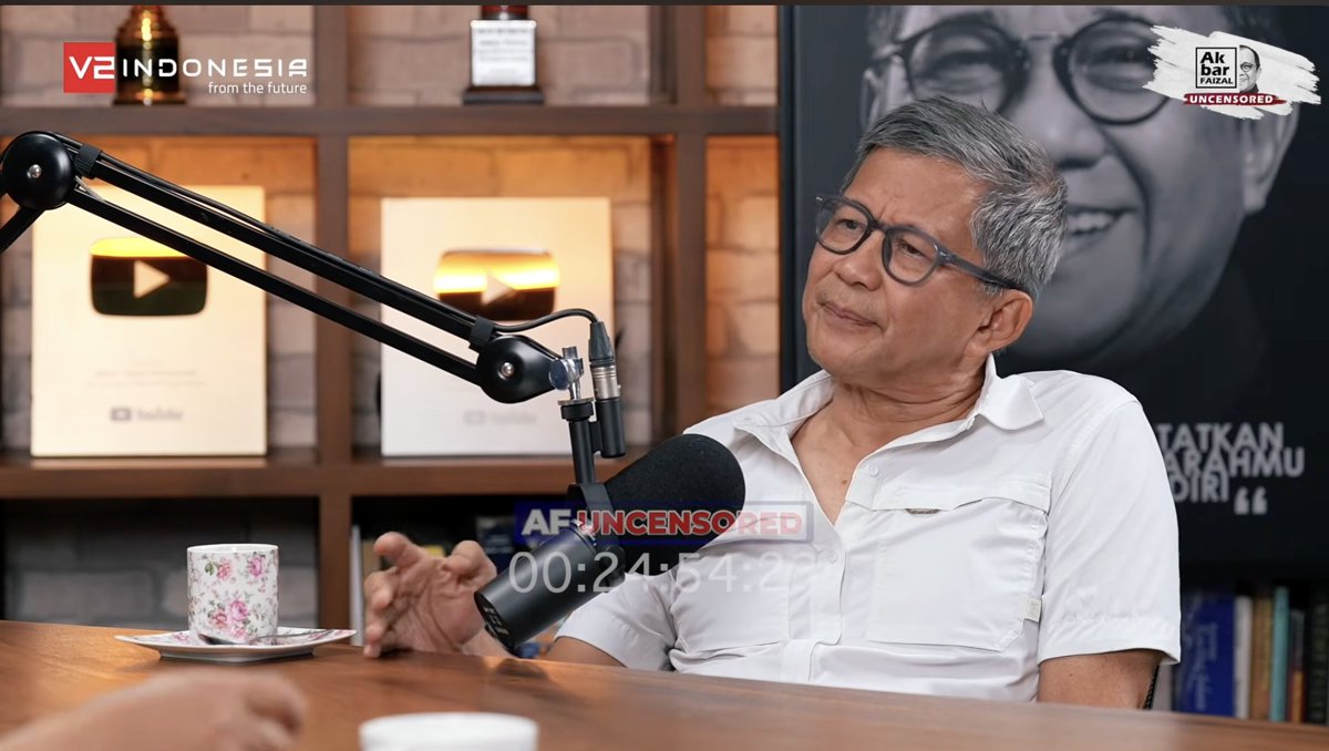 LambeSahamjja's tweet photo. rocky mengaku gaji watimpres itu receh baginya

76,5 juta tidak berarti banyak bagi dia

dia bilang banyak orang menganggap dia cari makan di wantimpres karena miskin

dia bilang begitu lahir tinggal di menteng, keluarganya ada di situ

kalau mau cari makan, ngapain di wantimpres, "duit itu duit receh lah"

dia bilang "siapa yang perlu ambil aja gaji gua, kecuali gua miskin"

dia bilang dari mahasiswa sudah naik mobil

ketika jadi komisaris dia tidak punya mobil, jadi "apa yang mewah di situ"