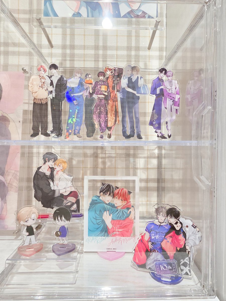 suke_828's tweet photo. グッズ飾ってみた✨ビボ展のタペストリーやばいくらい可愛いんやけど⁝(ᵒ̴̶̷᷄൧̑ ᵒ̴̶̷᷅ )⁝💕💕ポールの根元に掛けたら良い感じになった🙆🏻‍♀️アクスタはあまりお出かけできてない子たち♡まだ改善したい所があるんだけど今はとりあえずこんな感じで☺️写真立て買ってこよ✨
#商業BL好きさんと繋がりたい https://t.co/0o2ZoagUVI