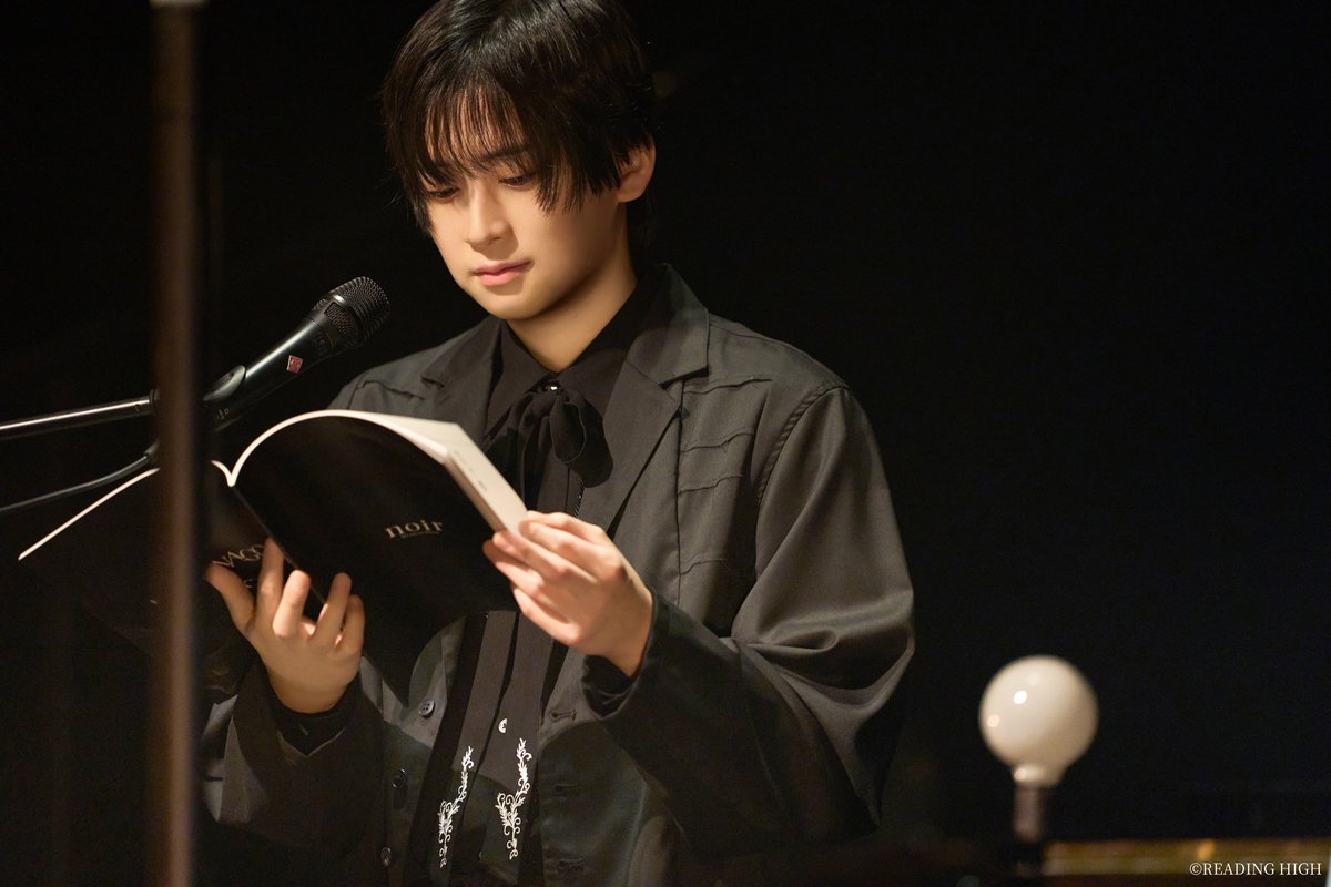 ReadingHigh's tweet photo. ／
#ヒプナゴギア ✒️📖
荒牧慶彦さん(@ara_mackey)の舞台写真をお届け📸
＼

READING HIGH noir
『HYPNAGOGIA～ヒプナゴギア～』

千穐楽公演のアーカイブ配信は10/11(日)まで🎼

＜出演キャスト＞
ピアニスト役 #荒牧慶彦
医者役 #和田雅成
夢の中の女役 #早見沙織

配信チケットのご購入はコチラ🎟️
🔗https://t.co/OlPxrULD71
━━━━━━━━━━━━━━━━━
本日は、#ヒプナゴギア をはじめ、READING HIGHの原作・脚本・演出を務める藤沢文翁さん（@FujisawaBun_O）のインタビューをご紹介✨
『HYPNAGOGIA～ヒプナゴギア～』誕生のエピソードや今回の公演への想いをお話しいただきました🗣️

ご観劇後にもお楽しみいただける内容ですので、アーカイブ配信とあわせてぜひご覧ください💐

📜EYESCREAMの連載「BEHIND CULTURE」📜
https://t.co/g1VFQgD1m0

📜チケットぴあ ウェブサイト📜
https://t.co/VtncsQwP79

#RHnoir