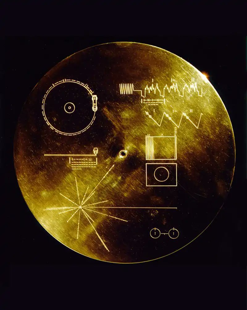 marcvidal's tweet photo. La 'Voyager 1' está a muy poco de situarse a un día luz de la Tierra.

Lanzada en 1977, la Voyager 1 está a punto de alcanzar un hito extraordinario: en unos días se situará a más de 26.000 millones de kilómetros de la Tierra. Una señal de radio tardará 24 horas en llegar hasta ella y otras 24 en regresar. Es el objeto fabricado por el ser humano que más lejos ha viajado.

La sonda avanza por el espacio interestelar a unos 17 kilómetros por segundo. A ese ritmo, tardará unos 300 años en alcanzar la regi��n interior de la nube de Oort y decenas de miles de años en aproximarse a otra estrella.

Su energía procede de generadores que transforman el calor de la desintegración radiactiva en electricidad. Sin embargo, su potencia disminuye cada año y la NASA está desconectando instrumentos para prolongar su funcionamiento. Aunque se acerca a su 50.º aniversario, en 2027, su vida operativa tiene los días contados.

La Voyager 1 todavía transmite información científica mediante la Red del Espacio Profundo de la NASA, a velocidades extraordinariamente bajas: unos 160 bits por segundo.

Pero su legado va mucho más allá de la tecnología. Lleva consigo el Disco de Oro, una cápsula del tiempo con saludos en 55 idiomas, sonidos terrestres y música de Bach a Chuck Berry, destinada a cualquier civilización que pudiera encontrarla.

Cuando deje de funcionar, seguirá viajando durante millones de años, convertida en un vestigio silencioso de nuestra civilización.

Lo curioso es que entre los miembros del equipo que actualmente siguen a esta nave y a su hermana la 'Voyager 2', hay científicos de más de 80 años y otros cuyos padres no habían nacido cuando estas naves fueron lanzadas.