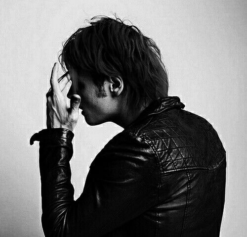 coleyrevenge's tweet photo. como pode o Gerard ser fotogênico até sem mostrar o rosto https://t.co/Jw3nP6KFQ9