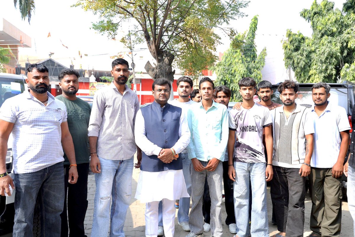 RohanMittalktl's tweet photo. 🇮🇳 सेवा ज्योति यात्रा — कैथल
कैथल की पावन धरा पर आयोजित सेवा ज्योति यात्रा कार्यक्रम का #संयोजक होने के नाते मुझे विशेष गर्व की अनुभूति हुई। मुख्य अतिथि माननीय सांसद श्री @MPNaveenJindal जी एवं प्रदेश अध्यक्ष युवा मोर्चा भाई @AkshitDahiyaBJP जी उपस्थित रहे @ArchanaGuptaBJP https://t.co/rAda7bNtnz