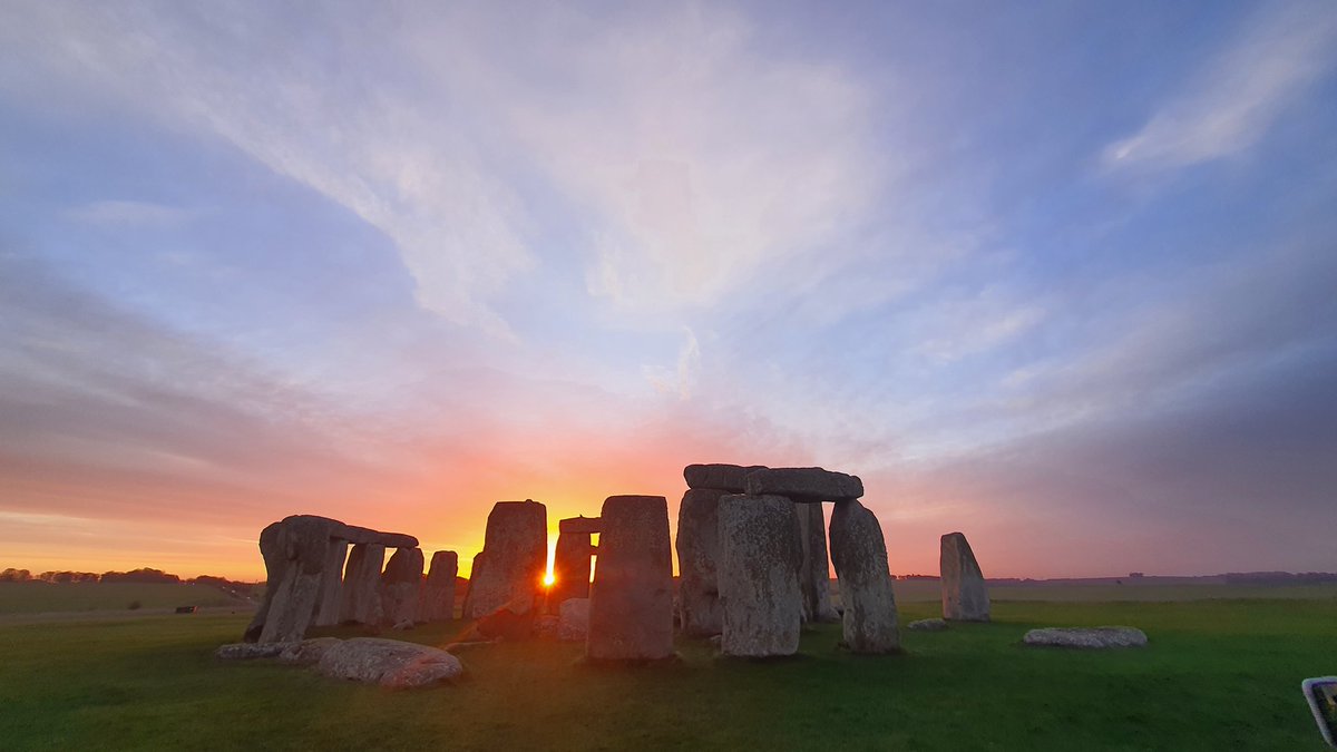 ST0NEHENGE's tweet photo. Sunrise at Stonehenge today (8th October) was at 7.17am, sunset is at 6.29pmm 🌤 https://t.co/60yeeKhdGM