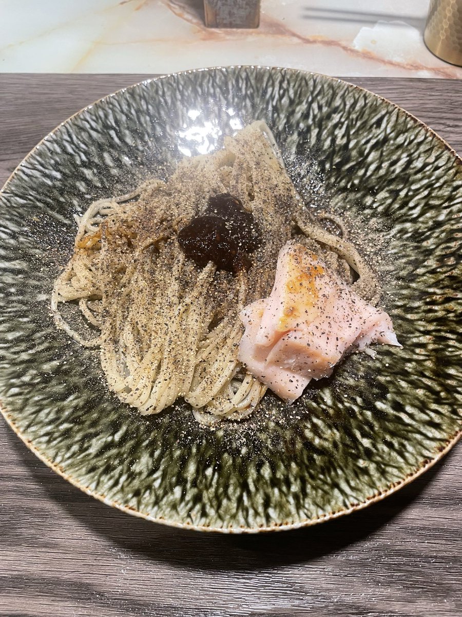 halsyougun's tweet photo. improv.

▪︎安中原市式肉胡椒マシンガンSP

▪Aedama

七種類の胡椒がマシンガンのごとくバチバチに炸裂する。それほどの刺激を浴びせられても、スープの旨味は一歩も引かない。痺れるような辛味の奥から、濃密な旨味が力強く押し返してくる、まさに規格外の唯一無に一杯、ご馳走様でした。 https://t.co/AdfqCOEcVp