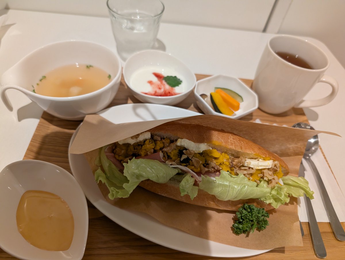 c14500807's tweet photo. 通院だったのでご褒美10月のサンドそのままとハチミツつけてと2味楽しめました😋ミニトマト🍅食べてから写真撮るの忘れて撮りました🤭
#ランチ

@cocodetea1 https://t.co/M9PDzP7qh5