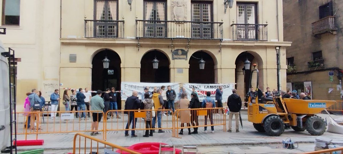 LABpublikoa's tweet photo. 📢 GAUR #GREBA!

🔒  LEZOko udala

🚨 Udaletako lan baldintzak #HEMENERABAKI!
💢 #Udalhitz-en eta udaletan EDUKIAK ORAIN!
💢 Eudel, blokeorik ez! https://t.co/lkjuSqncWh