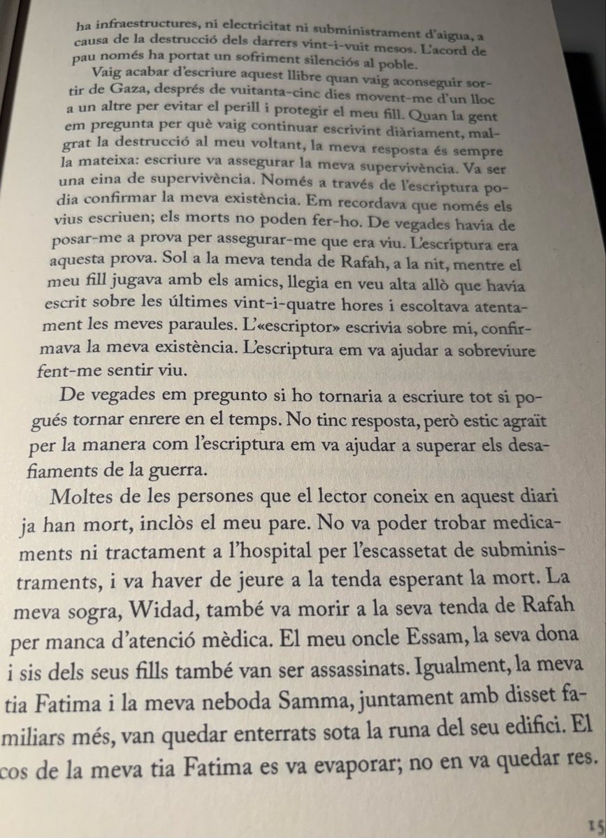 joanrourav's tweet photo. 3 anys.
Diari d’un genocidi: “Vull estar despert quan em mori”, de @atefabusaif a @BlackieBooks “El meu pare… no va poder trobar medicaments ni tractament a l’hospital… i va haver de jeure a la tenda esperant la mort”. Els “altres” morts. https://t.co/csRkB1TlIy