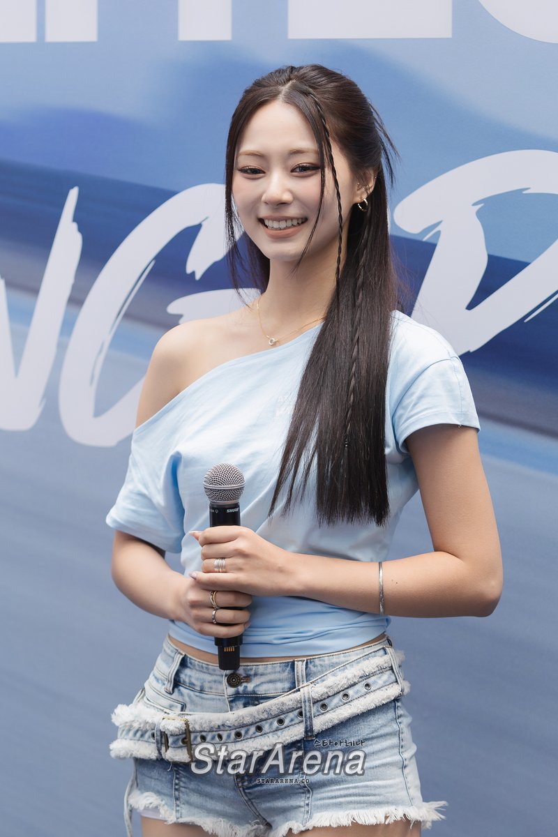 StarArena_'s tweet photo. TZUYU at Atlassian Williams F1 Team Fan Zone in Singapore 🇸🇬🏁

#TZUYU #쯔위 #WilliamsXTzuyu #WilliamsF1 https://t.co/CfrMK45mS2