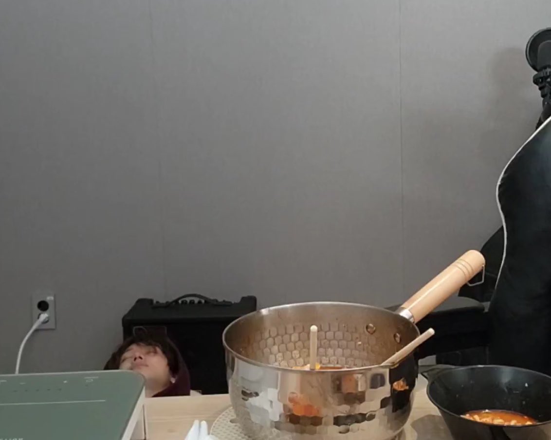 fluffycottonca9's tweet photo. 10 อันดับไอดอลที่โคตรจะดหมือนผม
อันดับที่ 1 ; ชเว ยอนจุน ด้านกินเสร็จแล้วนอน https://t.co/Po8XQ2JZ54