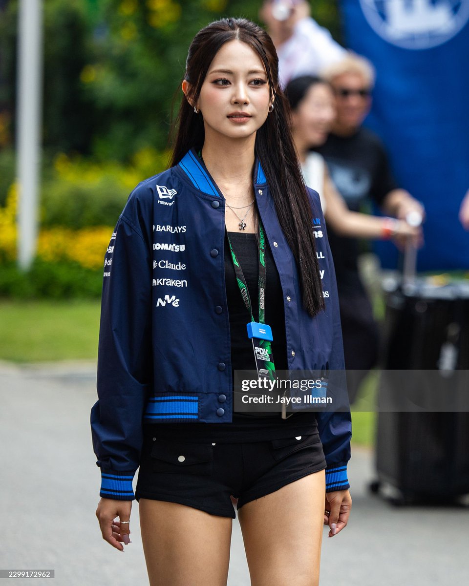 godmitzu's tweet photo. TZUYU OMG ARE WE SEEING HER?? https://t.co/teJz7aCNge
