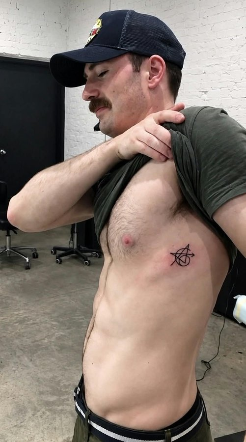 sbeverogers41's tweet photo. pink nips, light chest hair, pit sneak, abs, happy trail, lord i am BARKING PLEASE give me a chris evans https://t.co/tLEmp0stkc
