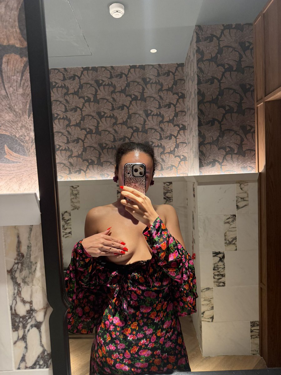 iamnimanin's tweet photo. Five-star surroundings. Questionable behaviour💋 https://t.co/KCyG1Xaw5z