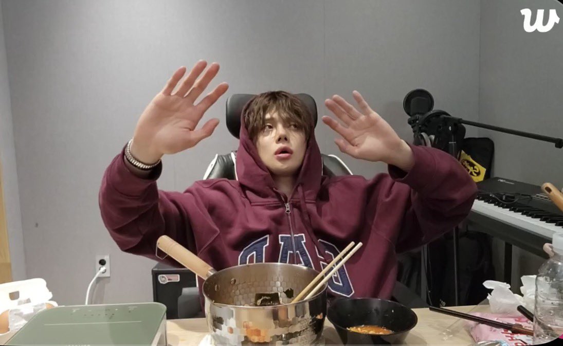 translatingTXT's tweet photo. 🦊 i was going to eat just one but i ended up mixing two packs of ramen
🦊 guys…i can feel the ramen moving inside me
🦊 i can feel the noodles expanding inside me
🦊 i can feel them scratching my stomach walls https://t.co/yCZ2BPrKHw