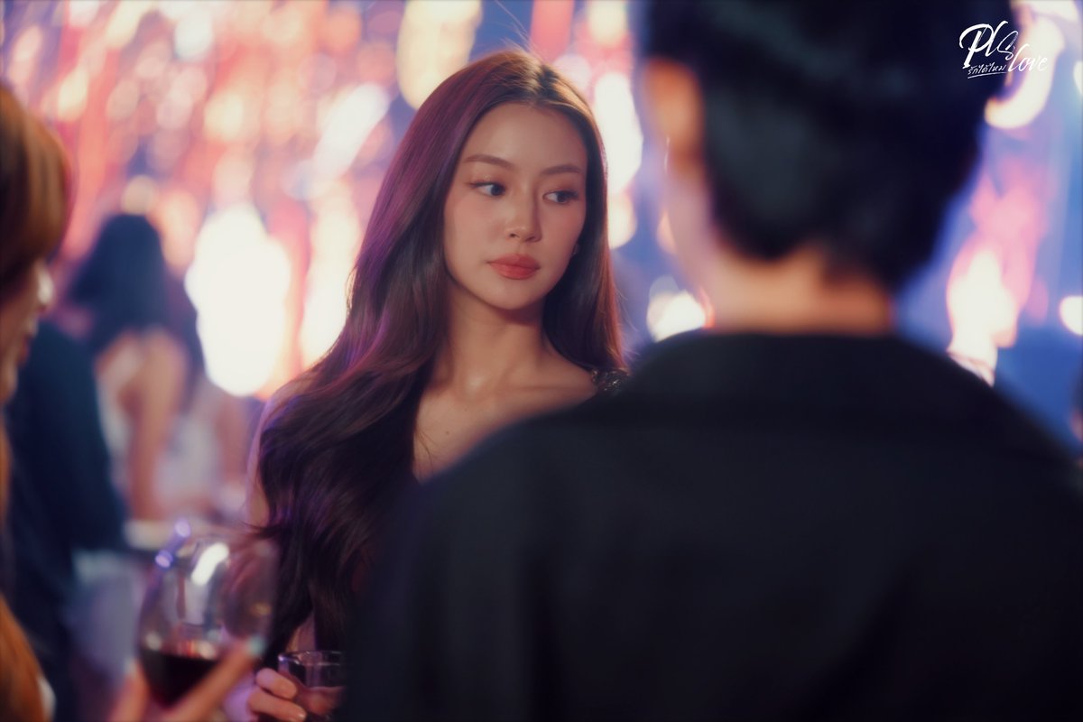 LenaMiu_CH3's tweet photo. เบื้องหลังความดุเดือดของฉากนี้ หมิว มองว่าตัวละคร ป่าน เองก็สมควรได้รับบทเรียน เพราะกว่าจะทำให้ภีมยอมเปิดประตูให้ใครสักคนเข้ามาในชีวิตนั้นไม่ใช่เรื่องง่ายเลย แต่สุดท้ายทุกอย่างกลับต้องพังลงเพราะ “คำโกหก” ของตัวเอง ขณะที่ ลีน่าก็เปิดมุมของตัวละครภีมได้อย่างน่าสนใจ เพราะภายนอกภีมอาจดูเป็นคนแข็ง ๆ มีเกราะป้องกันตัวเองสูง และไม่ยอมให้ใครเข้ามาในชีวิตง่าย ๆ แต่ความจริงแล้วกำแพงนั้นถูกสร้างขึ้นจากบาดแผลในใจ 

งานนี้บอกเลยว่าแม่ ๆ เตรียมกอดลูกให้แน่น และรอติดตามความสัมพันธ์ที่กำลังเดือดขึ้นเรื่อย ๆ แล้วมาลุ้นกันว่า งานนี้ทีมป่านหรือทีมภีมใครจะอยู่รอด 

#PlsLoveรักได้ไหม ทุกวันศุกร์  | เวลา 20:30 น.
ดูทีวีกด 33 ดูออนไลน์ที่ 3Plus
ย้อนหลัง 22.00น. | 3Plus Premium,  iQIYI 
#LenaMiu #ลีน่าหมิว
