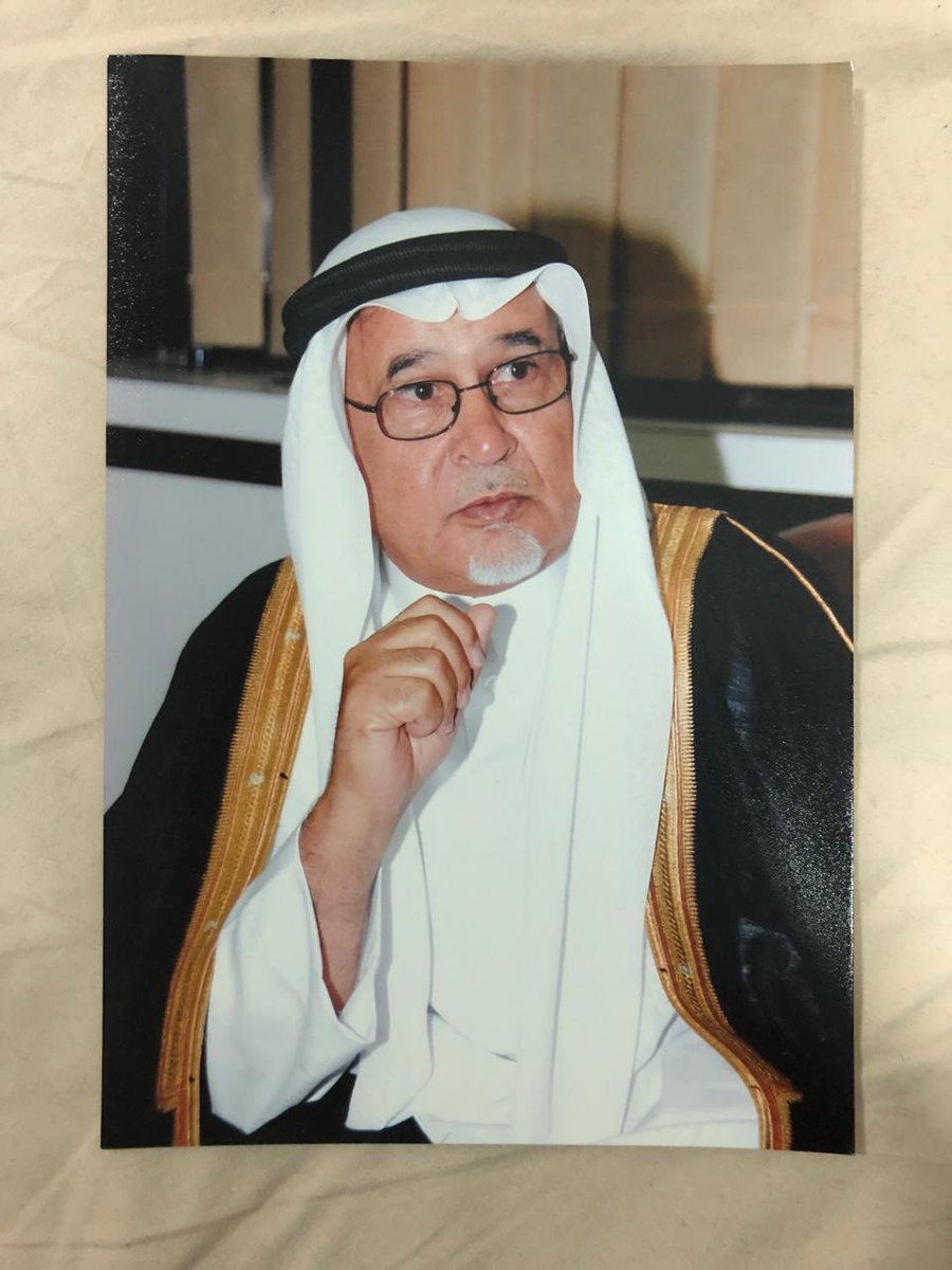 fahad_alkulaib's tweet photo. رحم الله صاحب القلب الطيب و النفس  السمحة والابتسامة الدائمة   #عبدالعزيز_بن_محمد_بن_عبدالله_الدبلان - رحمه الله- يأتي الموت فجأة ويأخذ منا كل عز يز وغالي -عندما أردتُ أن أرثيكَ رثاء مُحب لا رثاء ميت،وجدتك حيّاً في قلوبنا لم تمت، نعم فارقتَ الحياة الدنيا  ،لكن روحك السمحة  لازالت باقية تسكن أرجاءنا وقلوبنا ،إن سألتم فاسألوا الله أن يضع في دروبكم النفوس السمحة، الطيبة المحبة التي تحملكم على الخير،وتعينكم عليه ،تيسّر ولا تعسّر،تبشر ولا تنفر ،تهديكم البسمة بلا مقابل، تترك بالنفس اثرًًا جماليًا لايُمحى ،يبقى أثره خالدًا لاينسى ،أرواح  طيبة متألقة تأتلق سموًا وبشرًا وبقلب مخموم ،هكذا يرحل الطيبون بصمت ولكنه الفراق الذي يترك في القلب حسرة وأسى ولوعة  ،وفي العين دمعة."
"لِمَنْ رَحَلُوا، لِمَنْ سَكَنُوا التُّرَابَا،  لَهُمْ قَلْبِي بِنَـــــــارِ الفَقْدِ ذَابَا. ما غابوا عن أعيننا، ولكن غادروا دنيانا فبقوا في القلب ذكرى لا يغيب نورها.”
هكذا عرفتهم الآخوة  الكرام  #عبدالله المتوفى  1435هـ  و #سعود المتوفى  1433هـ #وعبدالعزيز- المتوفى  1448هـ،و #احمد المتوفى 1440 هـ  أبناء   #محمد_الدبلان -المتوفى 1396هـ رحمهم الله جميعا ،-فكل منهم  في ذاته وسيرته طراز فذ  ،وانا اقلب في بريد الجوال ، واذا برسالة حملت  خبرا مفجعا عن وفاة  أخي  #عبدالعزيز_الدبلان  -إذ  آخر ما صافحت يدي يمينه  في مناسبة قريبة منذ أيام قليلة تتقدمه  ابتسامته التي ترتسم على  محياه السمح الباش،والتي كلما لقيته  وقابلته اجدها مرسومة على جبينه الوضاء الطلق وكأنه ولد بها- كلما رآني دعاني لزيارته في مزرعته بالعطيشية ،فكان ذلك اللقاء آخر لقاء جمعني به- رحمه الله - "أَلا أَيُّها المَوتُ الَّذي لَيسَ تارِكي ... أَرِحني فَقَد أَفنَيتَ كُلَّ خَليلِ
أَراكَ مُضِراً بِالَّذينَ أَحبُّهُم ... كَأَنَّكَ تَنحو نَحوَهُم بدَليلِ "عرفت اخوه الشهم الكريم صاحب الفزعة #سعود- إذ كان له  اثر على اخيه عبدالعزيز في توجيهه حيث كان أول ماقدم  الرياض سكن معه في بيته في حي الفاروق  ،ثم  عرفت  شقيقه #عبدالعزيز منذ عقود حيث كنت التقيه في ديوان اخيه سعود فلقيته سمحًا ،كريمًا بشوشًا محبًا للحياة ، هين لين في طبعه وتعامله ،وهو كالأرض الخصبة ،تزهر وتثمر وينتشر خيرها وفضلها لتُسعد  من حولها ،وهو من النوع الذي يألف ويؤلف حتى ولو لقيته  لأول مرة حيث وضع الله له القبول  ،لذا كون حوله  والى جانبه الكثير من العلاقات والصداقات الأخوية الصادقة  التي اجمعت على محبته وإخوته ومودته وإخلاصه وتقديره ، ووفائه ، واليوم بعد وفاته هي ذاتها تجتمع على فقده ورثائه وذكر محاسنه ومآثره ومناقبه والدعاء له ، أسأل  الله له ولاخوته جميعًا الرحمة والمغفرة والفردوس الأعلى من الجنة ،غبت عنا #ابامحمد جسدًا وبقيت ذكراك العطرة باقية تتعطر بها المجالس ،وإليكم جانب  موجز من سيرته  -ولد #عبدالعزيز_الدبلان في محافظة الزلفي في الأول من شهر رجب عام 1375هـ من أبوين كريمين كان لهما الفضل في تربيته وتنشأته هو وأخوته الثلاثة  ،كان والده يعمل بالجمالة بين الزلفي والأحساء والكويت - وكان لوالدته السيدة الفاضلة #لولوة_بنت_عبداللطيف_العبداللطيف - رحمها الله-الأثر الكبير في تربيته على الاستقامة والصلاح ،وتوجيهه لخوض غمار الحياة ،كان بارًا بوالديه واصلاً لرحمه، وفيًا مع اصدقائه ، درس المرحلة الابتدائية في مدرسة المنصورية ( ابن خلدون) حاليا ،ثم التحق في متوسطة الزلفي الأولى وتخرج منها ،ثم  درس في ثانوية الزلفي ، وبعد تخرجه أكمل دراسته الجامعية بالولايات  المتحدة الأمريكية وحصل على  البكالريوس في  الإدارة والتخطيط والميزانية ،عاد لوطنه وعمل في الرئاسة العامة لرعاية الشباب -  تولى رئاسة اتحاد الجولف. ثم عمل في مستشفي الملك فيصل التخصصي ،حتى تقاعد ليتفرغ لإعماله الخاصة ، عاشق  للبئية وناشط وداعم لها ،متعته التي يمارسها بشغف تكمن في  قضاء أجمل أوقاته في محميته بالعطيشية  التي كان يبذر بها أنواع نادرة من النباتات العشبية المزهرة وأشجار الارطا ،والغضا ،وهو  داعم  لكل مبادة او مشروع يخدم محافظته -له من الابناء   :(محمد وهو اسنهم وبه يكنى وعبدالله ونواف ومشاري ، وابنتين : مها ونجود )-ولازال على حاله الحميدة حتى وافته المنية عصر يوم الجمعة 1448/4/21هـ بعد ان احس بوعكة صحية مفاحئة راجع على اثرها مستشفى الزلفي  ،وحاول الأطباء إنعاشه إلا انه أسلم الروح الى بارئها  "وإذا المنيةُ أنشبت أظفارها.. ألفيتَ كلَّ تميمةٍ لا تنفعُ " ،وتمت الصلاة عليه في مسجد الإمام فيصل بن تركي في جنازة مشهودة ،ووري الثرى في مقبرة الخالدية   رحمه الله  رحمة واسعة وغفر له وأسكنه الفردوس  الاعلي من الجنة ،عزائي  لاولاده ولكافّة أسرة الدبلان والغنام والسالم في الزلفي والرياض والكويت - "#الزلفي