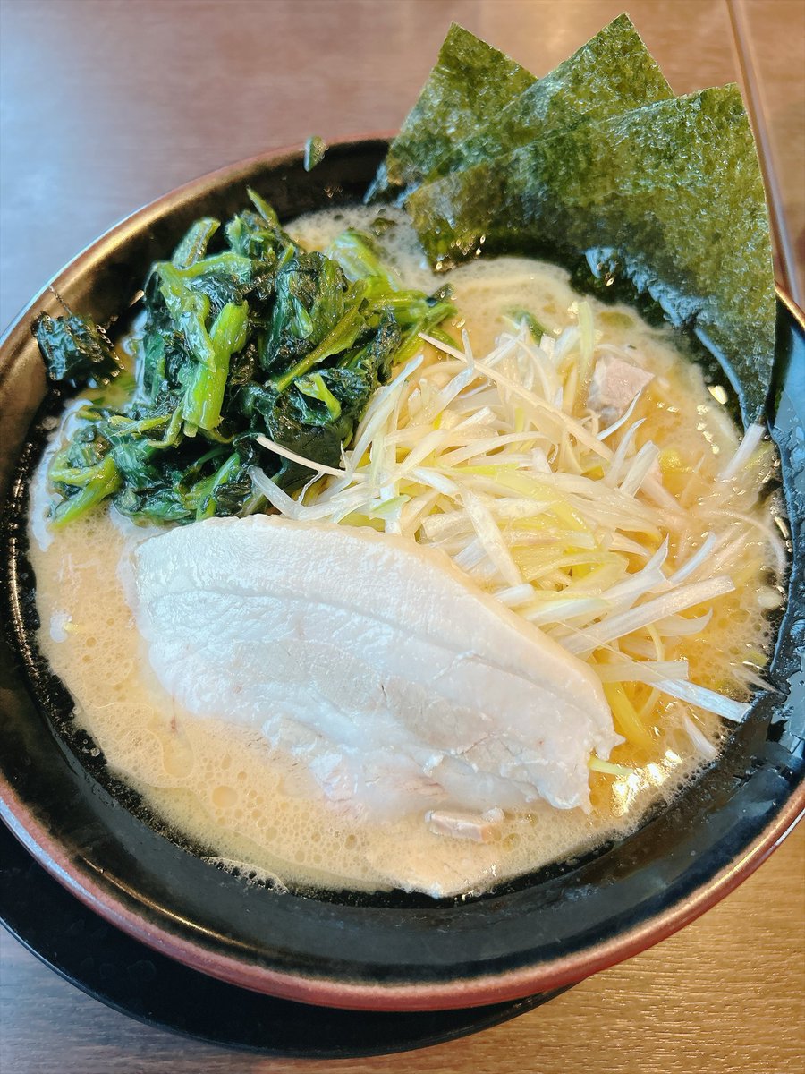 AmeChan308's tweet photo. 今日の晩御飯😋🍴
ネギラーメン🍜ほうれん草🥬増し✨️
ネギチャーシュー丼🍖 https://t.co/yTamSt5Z1c