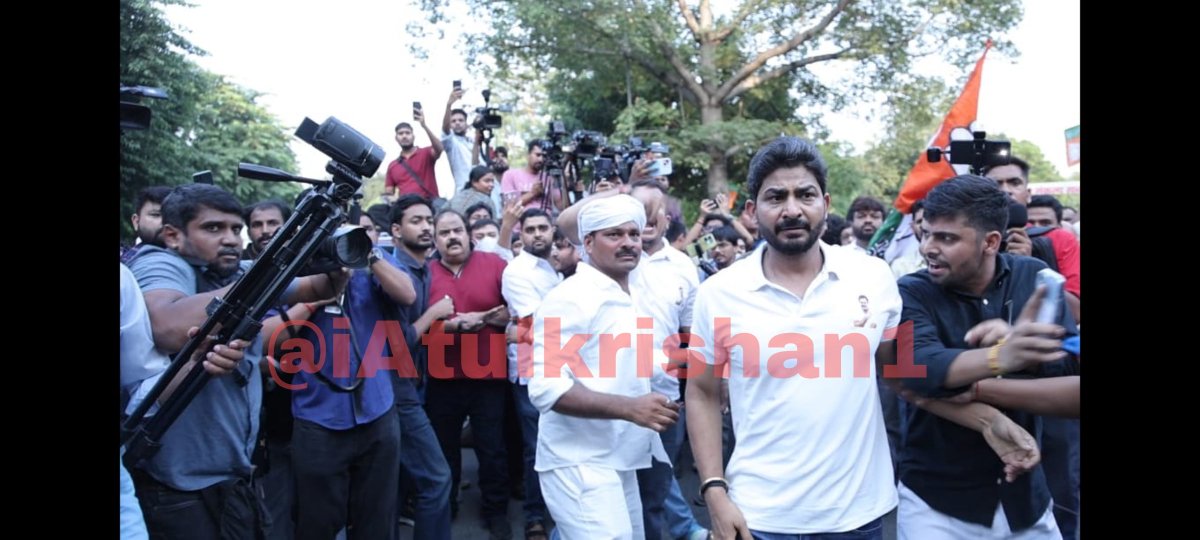 iAtulKrishan1's tweet photo. The man who attacked the police

He was among the protestors 

He kicked the police and run away 

@DelhiPolice @DCPNewDelhi @CPDelhi https://t.co/VGj6IM2x9A