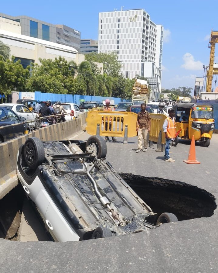 ChennaiTraffic's tweet photo. 🚨 TRAFFIC ALERT: 

Due to a major pothole at Tidel Park Junction, traffic diversions are in place. All vehicles (except 2-wheelers) coming from CPT are being diverted at Indra Nagar Jn. towards Indra Nagar Water Tank Road. 

Indira Nagar 2nd Avenue  → Water Tank Road  (Right Turn)→ Kalakshetra Road Junction (Right Turn) → Thiruvanmiyur Junction → Tidel Park Junction.

Plan your commute accordingly. 
#ChennaiTraffic