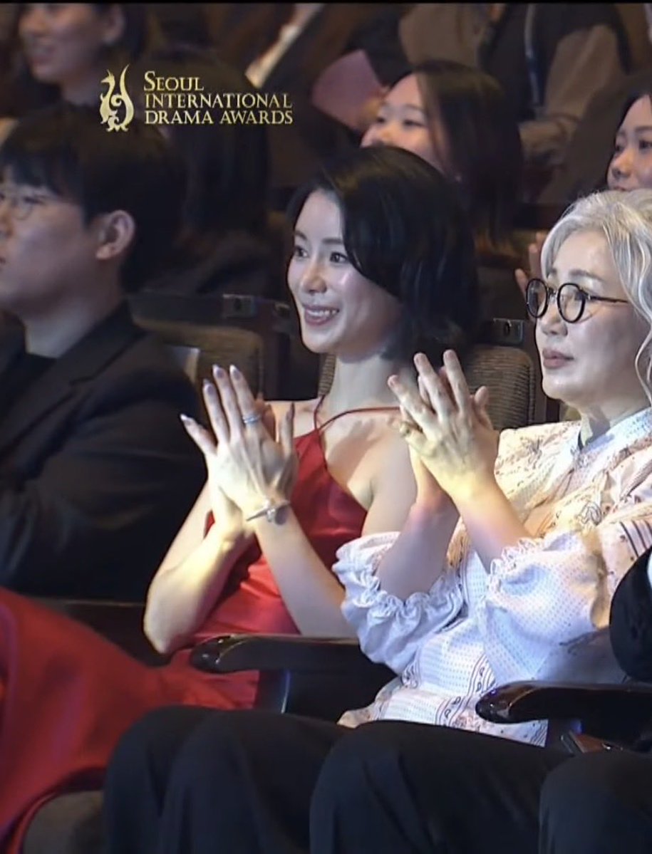 dajoa1999's tweet photo. 서드어 트리플에스 축하무대에서
엔딩으로 지연웅니 샤라웃 해주심😘💗
(카감님 이럴땐 지연웅니 원샷 잡아주셔야죠)

#임지연 #Limjiyeon https://t.co/ikI9zNJykX