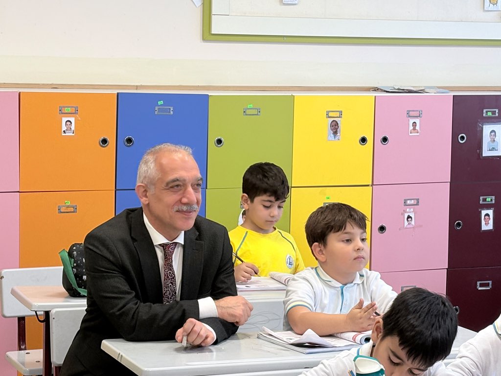 BesiktasMEM's tweet photo. ✨ İlçe Millî Eğitim Müdürümüz Sedat Işık, Lütfi Banat İlkokulunu ziyaret ederek öğrenci ve öğretmenlerimizle bir araya geldi.

@tcmeb @Yusuf__Tekin 
@istanbulilmem @MucahitYentur 
@sedat_iskk https://t.co/n8Mna1CPO7