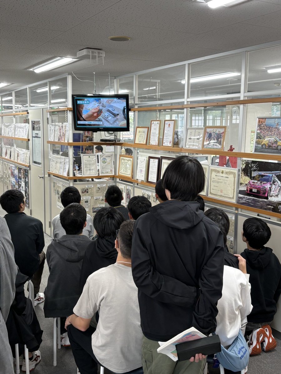 pmoa_plum's tweet photo. 《第773回 #今日の諏訪姫》
ものづくり工場見学ツアーでたくさんの中学生が来てくれたのじゃ！
成形現場を見ながら「工場でものづくりと働くことについて学ぶ」ことができたのじゃ🎶
真剣に話を聞いてくれる子たちで、と〜っても嬉しかったのじゃ♥
PLUMの工場見学、ぜひお越しくださいなのじゃ！ https://t.co/zQYKyFp44q