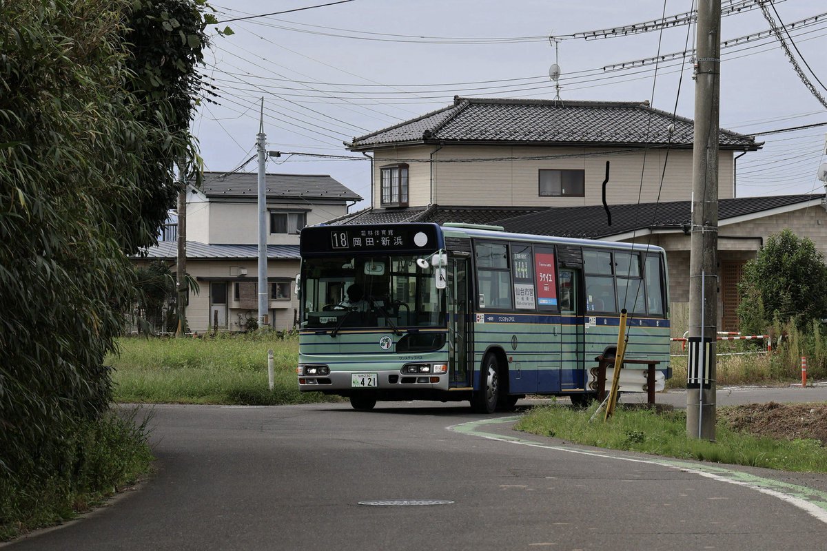 dora_s1703's tweet photo. 仙台市営バス　421
日野 KL-HU2PMEA 霞の目営業所 '01

22年に東仙台を転出してから6度目の転属で、古巣の霞の目に戻ってきました。同型車で唯一残る423は、5月以降ほとんど運用入りしていません。一方、421は転属から数日後の10/3から高頻度で稼働しています。 https://t.co/VrGeuE7hej