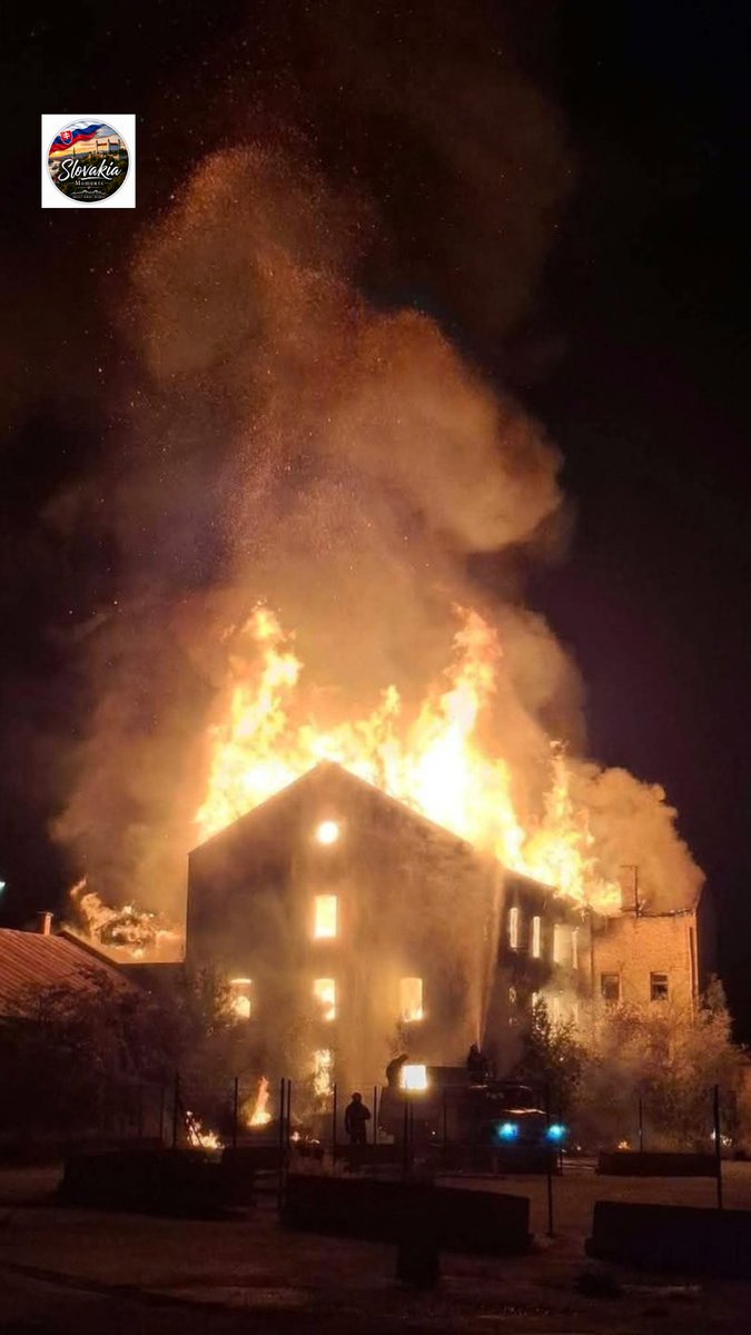 SlovakiaMoments's tweet photo. 🔥 V Plešivci zasahujú hasiči!
K požiaru v Plešivci vyrazili hasiči zo Slavošoviec s dvoma vozidlami. Na mieste už pracujú aj ďalšie záchranné zložky.
#Plešivec #Slovakia #Požiar #Hasiči #Správy https://t.co/5y79AADOSt