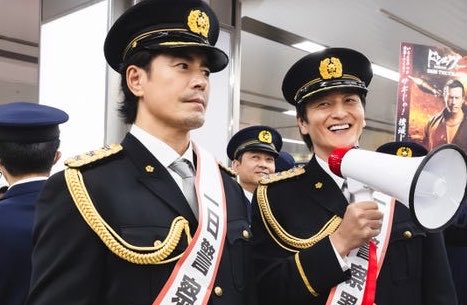 SAMEX_1u2y's tweet photo. 父親が偉大な独裁者
軍事クーデターを企てている将軍
汚職警官
やがて袂を分かつ二人 https://t.co/Mi73jnDlZp