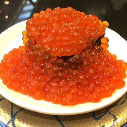 NANA7TEN10's tweet photo. これ内緒なんですけど北海道で気軽に食べられるコスパ最強の回転寿司は「なごやか亭」

北海道を中心に展開してる回転寿司チェーンなんだけど東京には店舗がない

北海道って美味しい海鮮のお店が山ほどあるのに旅行中あまりにも美味すぎて毎日なごやか亭に通ってた

「せっかく北海道まで来てチェーン店？」
って思うかもだけどこれがガチで美味い

ネタは大きくて新鮮だし回転寿司とは思えないクオリティなのに値段も良心的

しかもこれだけ美味いのにたぶん観光客にはまだあまりバレてない

観光客向けの高級寿司もいいけど気軽に北海道の美味い寿司を腹いっぱい食べたいならここマジでおすすめ

北海道に行ったら絶対立ち寄りたい寿司のテーマパーク