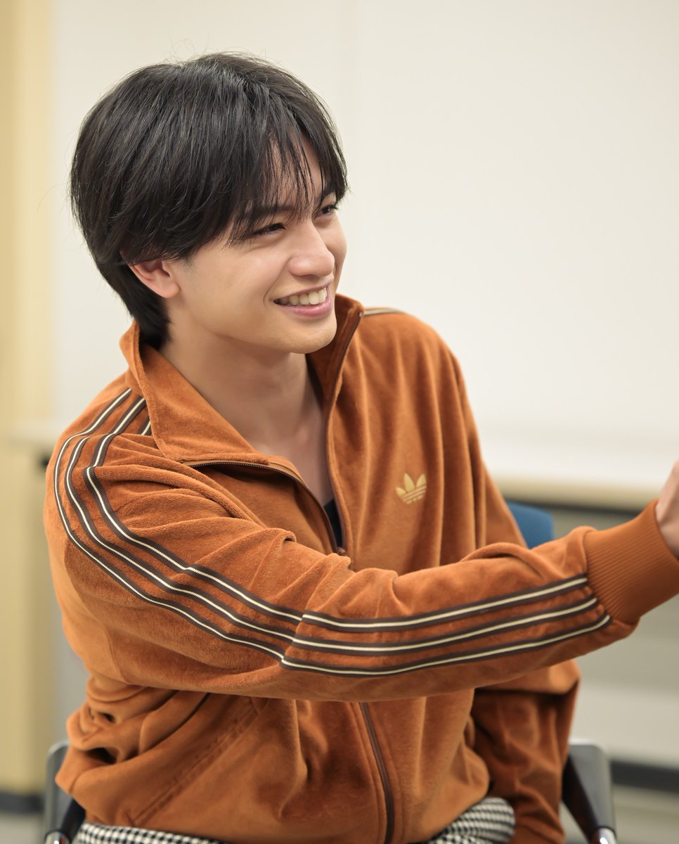 oricon's tweet photo. 中島健人、『初耳学』500回記念で
林修＆大政絢＆ハライチ澤部とSP座談会❗️
⠀
続いた理由は林の求心力
「12年間一緒に遊べてる感覚です」👨‍🎓
⠀
ケンティーから林先生に謝罪!?
「僕から謝りたいことがあって…🙏」
https://t.co/6UrywFfBcS
⠀
#日曜日の初耳学 https://t.co/7Z0V95U3ow