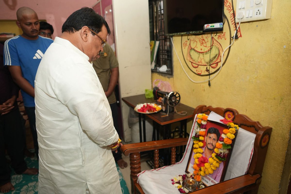 VijayWadettiwar's tweet photo. हिंगोली येथे झालेल्या फटाके स्फोटाची घटना अत्यंत वेदनादायी आणि मन हेलावून टाकणारी आहे. आज स्फोटात जखमी झालेल्या नागरिकांची रुग्णालयात भेट घेऊन त्यांच्या प्रकृतीची विचारपूस केली. तसेच स्फोट झालेल्या घटनास्थळी भेट देऊन परिस्थितीची पाहणी केली.

या दुर्घटनेत जखमींना वाचवण्यासाठी धाव घेत असताना अवघ्या २६ वर्षांच्या अविनाश बांगर यांचा दुर्दैवी मृत्यू झाला. त्यांच्या निवासस्थानी भेट देऊन पत्नी वैष्णवी आणि आई वंदना यांचे सांत्वन केले. संकटाच्या या कठीण काळात बांगर कुटुंबाच्या दुःखात आम्ही सहभागी आहोत.

अविनाश यांनी स्वतःच्या जीवाची पर्वा न करता इतरांचे प्राण वाचवण्यासाठी दाखवलेले धैर्य समाजासाठी कायम प्रेरणादायी राहील. त्यांच्या बलिदानाला मनापासून सलाम.

#Hingoli #HingoliBlast #FirecrackerBlast #HingoliNews #Maharashtra