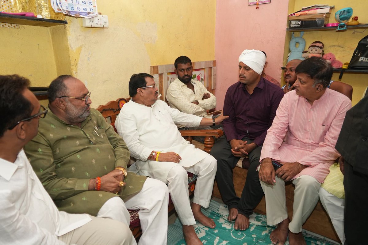 VijayWadettiwar's tweet photo. हिंगोली येथे झालेल्या फटाके स्फोटाची घटना अत्यंत वेदनादायी आणि मन हेलावून टाकणारी आहे. आज स्फोटात जखमी झालेल्या नागरिकांची रुग्णालयात भेट घेऊन त्यांच्या प्रकृतीची विचारपूस केली. तसेच स्फोट झालेल्या घटनास्थळी भेट देऊन परिस्थितीची पाहणी केली.

या दुर्घटनेत जखमींना वाचवण्यासाठी धाव घेत असताना अवघ्या २६ वर्षांच्या अविनाश बांगर यांचा दुर्दैवी मृत्यू झाला. त्यांच्या निवासस्थानी भेट देऊन पत्नी वैष्णवी आणि आई वंदना यांचे सांत्वन केले. संकटाच्या या कठीण काळात बांगर कुटुंबाच्या दुःखात आम्ही सहभागी आहोत.

अविनाश यांनी स्वतःच्या जीवाची पर्वा न करता इतरांचे प्राण वाचवण्यासाठी दाखवलेले धैर्य समाजासाठी कायम प्रेरणादायी राहील. त्यांच्या बलिदानाला मनापासून सलाम.

#Hingoli #HingoliBlast #FirecrackerBlast #HingoliNews #Maharashtra