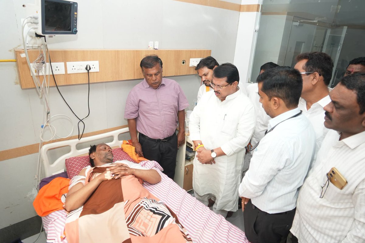 VijayWadettiwar's tweet photo. हिंगोली येथे झालेल्या फटाके स्फोटाची घटना अत्यंत वेदनादायी आणि मन हेलावून टाकणारी आहे. आज स्फोटात जखमी झालेल्या नागरिकांची रुग्णालयात भेट घेऊन त्यांच्या प्रकृतीची विचारपूस केली. तसेच स्फोट झालेल्या घटनास्थळी भेट देऊन परिस्थितीची पाहणी केली.

या दुर्घटनेत जखमींना वाचवण्यासाठी धाव घेत असताना अवघ्या २६ वर्षांच्या अविनाश बांगर यांचा दुर्दैवी मृत्यू झाला. त्यांच्या निवासस्थानी भेट देऊन पत्नी वैष्णवी आणि आई वंदना यांचे सांत्वन केले. संकटाच्या या कठीण काळात बांगर कुटुंबाच्या दुःखात आम्ही सहभागी आहोत.

अविनाश यांनी स्वतःच्या जीवाची पर्वा न करता इतरांचे प्राण वाचवण्यासाठी दाखवलेले धैर्य समाजासाठी कायम प्रेरणादायी राहील. त्यांच्या बलिदानाला मनापासून सलाम.

#Hingoli #HingoliBlast #FirecrackerBlast #HingoliNews #Maharashtra