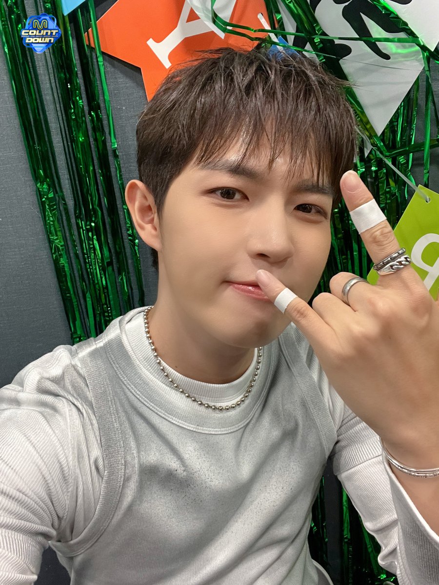 MnetMcountdown's tweet photo. 아이구 이게 얼마만에 재환이가 엠카에 컴백하는 날이야 엠카한테는 생일보다 더 설레이고 기쁜 날들일거 같아 윈드들도 다시 돌아오지 않을 이 순간을 사랑으로 가득 채워서 행복한 기억으로 만들어볼까~~??

엠카랑 윈드랑 재환이 사이?
사랑이라 부를지도 모를 거야

#MCOUNTDOWN #엠카운트다운
#김재환 #KIMJAEHWAN #사랑이라부를지도모를거야 #CallItLove
