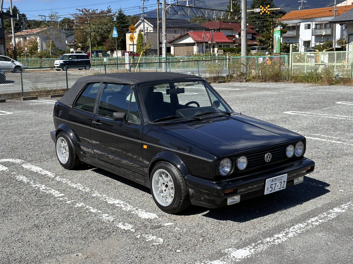 Hach1maru's tweet photo. あと我が家の車庫に15年くらい眠ってたゴルフ1カブリオ、復活させました！

放置熟成してる間に不動車なるわ、アレコレ変えて、全塗装して、幌貼り直して、それなりにお金はかかりましたが無事に公道復帰できて嬉しい限りです☺️

岡山から嫁いできたステファンエボもやっと日の目を見ましたね👌 https://t.co/1qwA9LcBSd