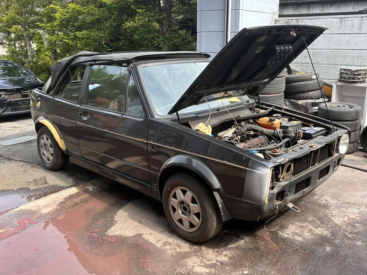 Hach1maru's tweet photo. あと我が家の車庫に15年くらい眠ってたゴルフ1カブリオ、復活させました！

放置熟成してる間に不動車なるわ、アレコレ変えて、全塗装して、幌貼り直して、それなりにお金はかかりましたが無事に公道復帰できて嬉しい限りです☺️

岡山から嫁いできたステファンエボもやっと日の目を見ましたね👌 https://t.co/1qwA9LcBSd