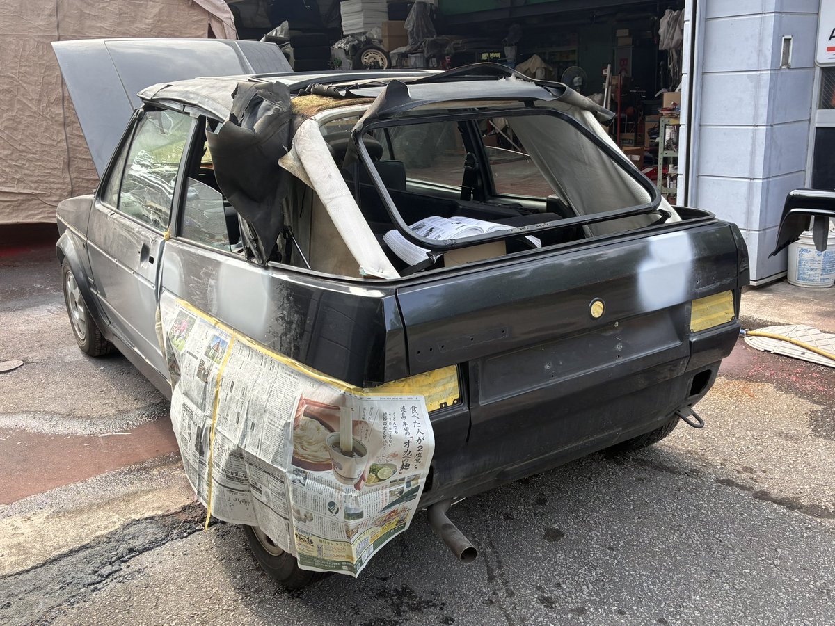 Hach1maru's tweet photo. あと我が家の車庫に15年くらい眠ってたゴルフ1カブリオ、復活させました！

放置熟成してる間に不動車なるわ、アレコレ変えて、全塗装して、幌貼り直して、それなりにお金はかかりましたが無事に公道復帰できて嬉しい限りです☺️

岡山から嫁いできたステファンエボもやっと日の目を見ましたね👌 https://t.co/1qwA9LcBSd