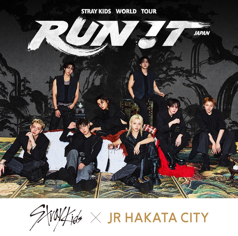 JR_HAKATA_CITY's tweet photo. Stray Kids World Tour <RUN IT JAPAN>みずほPayPayドーム福岡公演開催を記念して、「Stray Kids World Tour <RUN IT JAPAN> × JR博多シティ」タイアップ企画を開催いたします✨

JR博多シティ館内各所での特別装飾展開やキャンペーン企画をお届けします！

#StrayKids #スキズ #RUN_IT #RUN_IT_JAPAN https://t.co/wPdliUbjyg