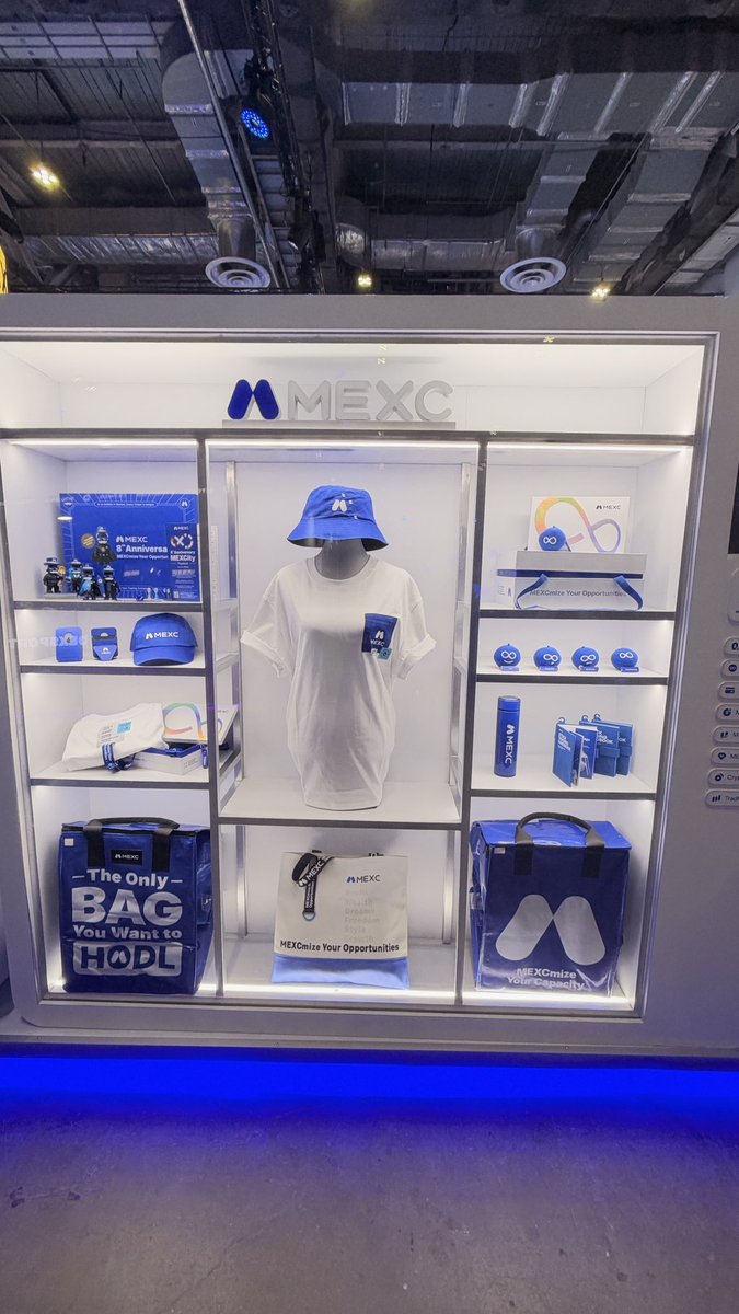 feifei_MEXC's tweet photo. Which @MEXC merch is your favorite? 👀💙
直接圈起来你喜欢的！
告诉我你想要哪一个，我发给你～ 🎁

#mexc @token2049  #singapore https://t.co/J78t7GojrN