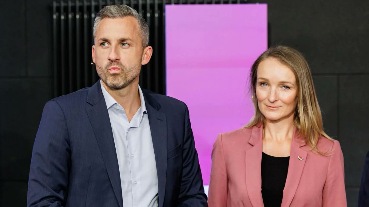 e_munich's tweet photo. Sie halten Wort.
AfD und BSW wollen im neuen #Landtag von Sachsen-Anhalt nun gemeinsam einen überfälligen #Corona-Untersuchungsausschuss einsetzen. Beide Fraktionen einigten sich darauf, das übergriffige Behördenagieren während der ''Pandemie'' parlamentarisch aufzuarbeiten.
Untersucht werden sollen dabei politische Entscheidungswege, Grundrechtseingriffe sowie die Folgen von Lockdowns, Schulschließungen, 2G-Regeln und die Impfpolitik. Die AfD hatte im Wahlkampf angekündigt, Verantwortliche für das aus ihrer Sicht begangene Unrecht schonungslos zur Rechenschaft zu ziehen. Anders als die 2025 von der bisherigen Landesregierung eingesetzte Expertenkommission kann ein Untersuchungsausschuss Akten anfordern, Zeugen vernehmen und Regierungsentscheidungen unter  parlamentarischer Kontrolle prüfen.
U.a. dieses politische Themenfeld (das nächste dürfte die illegale Migration sein) der AfD muss jetzt als Steilvorlage für alle Landtage in Deutschland gelten!
Liebe Wähler, Sie wissen also was zu tun ist. 
💙
Dass dem gleichgeschalteten System nun aktuell gewaltig der Stift geht, erklärt sich von selbst.
Da kann z.B. ein #Pistorius fressen und kotzen wie er will.
https://t.co/pGuYPq99Xe
#Demokratie #SachsenAnhalt #Kotzen #Rausch #Klöckner