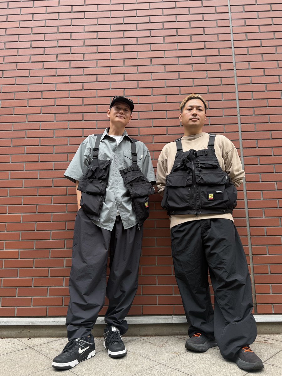 nemoasu's tweet photo. 【究極の現場ベスト作りました】
ついに発表になりました！俳優の井浦新さん@el_arata_nest と根本の共同デザインで現場特化型のユーティリティベストを作りました！！新さんのファッションブランドELNEST CREATIVE ACTIVITYから明日9日11時より発売になります！！撮影現場の皆さんはもちろん、アクティブに生きる全ての人に使ってもらいたいベストです！！色々と伝えたいことはありますが、全てこちらの記事で話しているのでご一読いただけたら幸いですー！
https://t.co/JCahOl02Cu