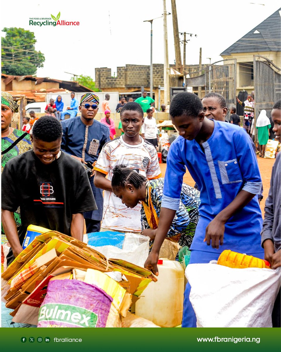 fbralliance's tweet photo. More moments from our World Cleanup Day buyback in Ikorodu.

Residents showed up, brought in their recyclables and played their part in keeping the community cleaner.

Swipe through for more! 🌍

#WorldCleanupDay #FBRA #Ikorodu #Recycling #WasteRecovery https://t.co/iYSBU6USXi
