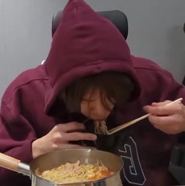 sundaecheese_'s tweet photo. กินรามยอนเสร็จบอกแฟนคลับผมขอนอนประมาณ 5-10 นาทีนะ ละคือหลับจริง555555ไอดอลด้านการกินเสร็จและนอนเหมือนชั้นมากก https://t.co/bjksUfDfHL